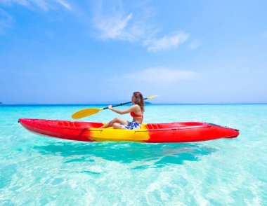 Phuket Adası Tayland Andaman mavi deniz ve mavi gökyüzü arka plan yeri kayık teknede Asyalı kadın