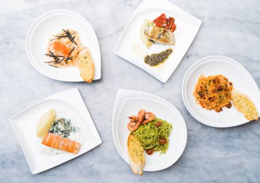 Spagetti yemek üstten görünüm tablo.