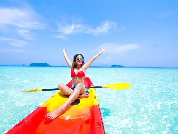Phuket Adası Tayland Andaman mavi deniz ve mavi gökyüzü arka plan yeri kayık teknede Asyalı kadın