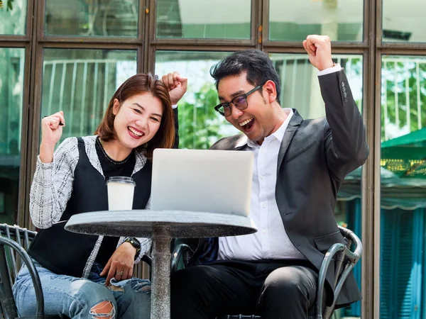 Zwei Geschäftsleute Und Eine Geschäftsfrau Gespräch — Stockfoto