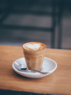 ahşap masa kafede kahve latte