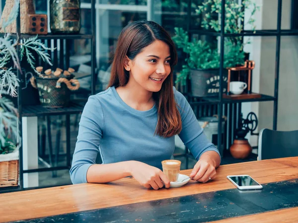 Asyalı Kadın Kahve Dükkanı Kafede Kahve Içme — Stok fotoğraf