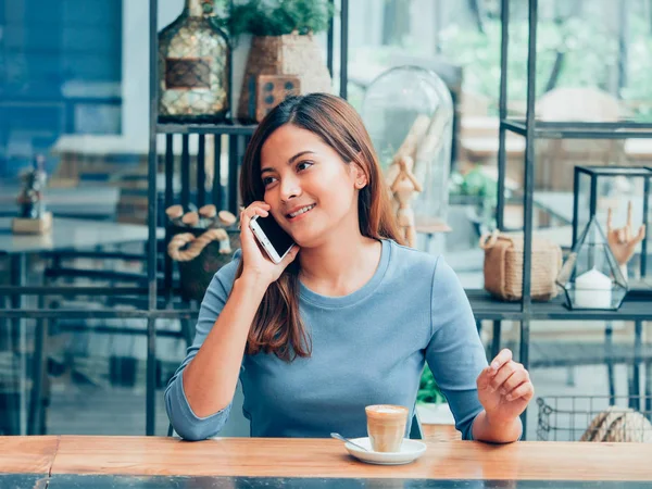 Mujer Asiática Bebiendo Café Cafetería — Foto de Stock