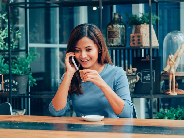 Asiatisk Kvinna Dricka Kaffe Kaféet Café — Stockfoto