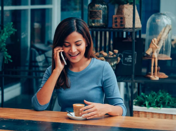 Asiatisk Kvinna Dricka Kaffe Kaféet Café — Stockfoto