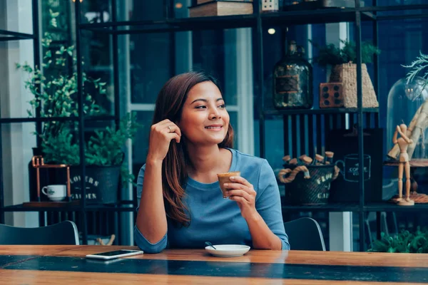 Asiatisk Kvinna Dricka Kaffe Kaféet Café — Stockfoto