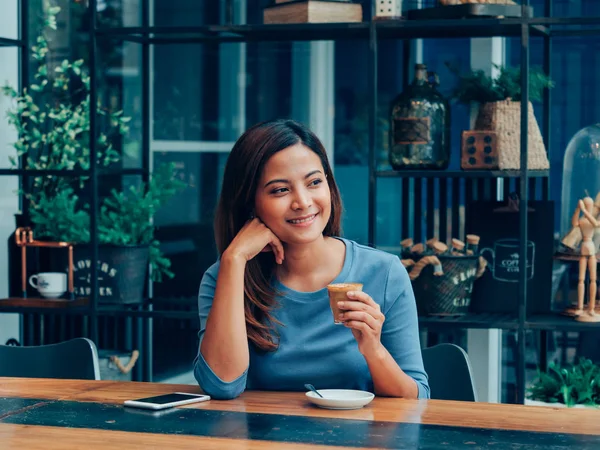 Asiatisk Kvinna Dricka Kaffe Kaféet Café — Stockfoto