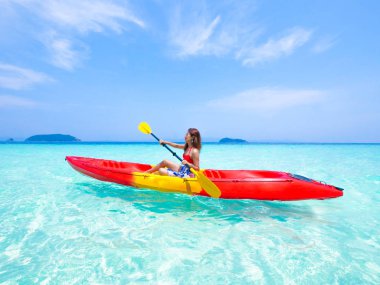 Phuket Adası Tayland Andaman mavi deniz ve mavi gökyüzü arka plan yeri kayık teknede Asyalı kadın