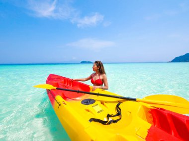 Phuket Adası Tayland Andaman mavi deniz ve mavi gökyüzü arka plan yeri kayık teknede Asyalı kadın