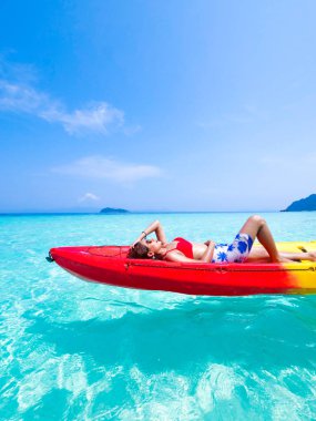 Phuket Adası Tayland Andaman mavi deniz ve mavi gökyüzü arka plan yeri kayık teknede Asyalı kadın