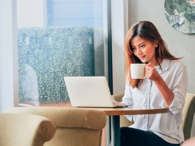 Kafede kahve içme güzel Asain kadın.