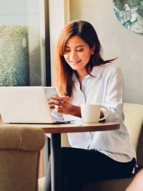 Kafede kahve içme güzel Asain kadın.