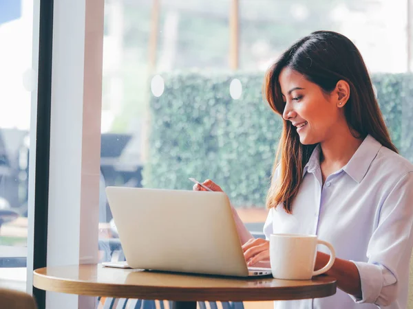 Asain Donna Che Lavora Con Computer Portatile Caffetteria — Foto Stock