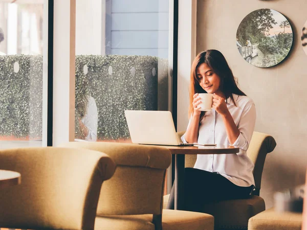 Vacker Asain Kvinna Dricka Kaffe Kafé — Stockfoto