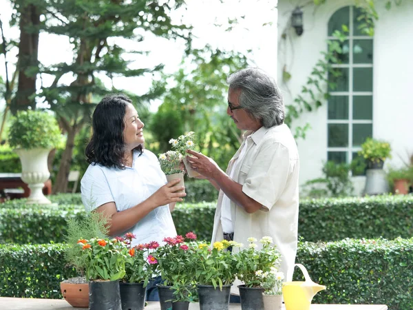 Retrato Casal Sênior Jardim Flores — Fotografia de Stock