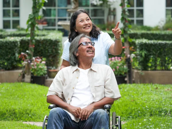 Retrato Pareja Mayor Jardín Flores — Foto de Stock