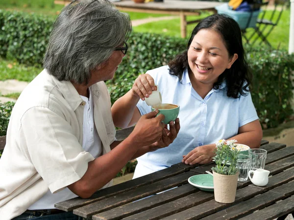 Seniorenpaar Lacht Beim Kaffeetrinken Heimischen Garten — Stockfoto