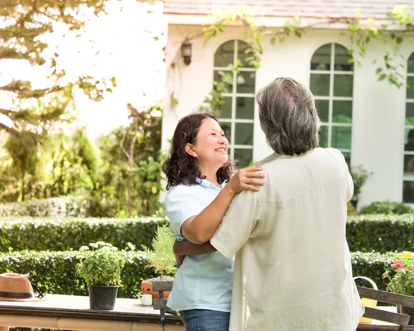 Seniorenpaar Lacht Gemeinsam Heimischen Garten — Stockfoto