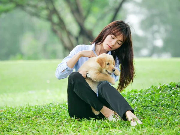 Schöne Junge Asiatische Frau Spielt Mit Einem Niedlichen Golden Retriever — Stockfoto