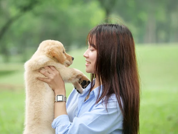 Schöne Junge Asiatische Frau Spielt Mit Einem Niedlichen Golden Retriever — Stockfoto