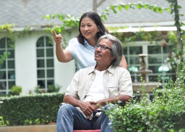 Çiçek bahçesinde iki kıdemli portresi