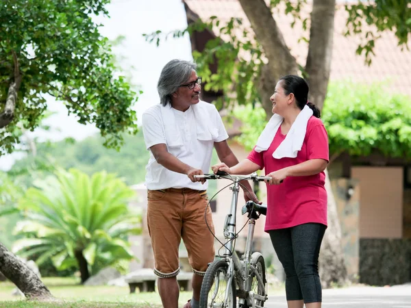 Casal Sênior Amante Cyling Park Health Conceito — Fotografia de Stock