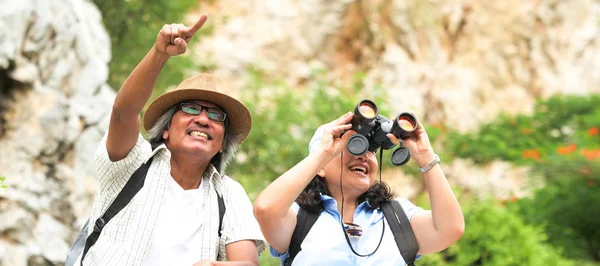 Banner Viagem Casal Sênior Umas Férias Verão Eles Estão Mãos — Fotografia de Stock