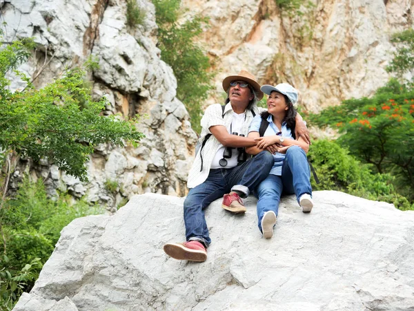 Casal Sênior Viajar Juntos Umas Férias Verão — Fotografia de Stock