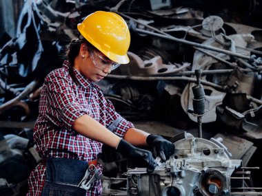 Makine Fabrikası ile çalışan genç Asyalı mühendisi kadın.