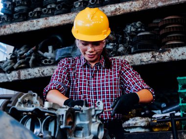 Makine Fabrikası ile çalışan genç Asyalı mühendisi kadın.