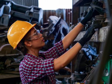 Makine Fabrikası ile çalışan genç Asyalı mühendisi kadın.