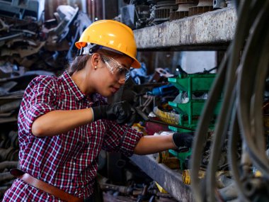 Makine Fabrikası ile çalışan genç Asyalı mühendisi kadın.