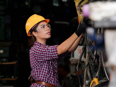 Makine Fabrikası ile çalışan genç Asyalı mühendisi kadın.
