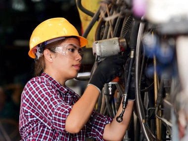 Makine Fabrikası ile çalışan genç Asyalı mühendisi kadın.