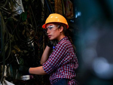 Makine Fabrikası ile çalışan genç Asyalı mühendisi kadın.