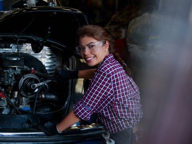 Makine Fabrikası ile çalışan genç Asyalı mühendisi kadın.