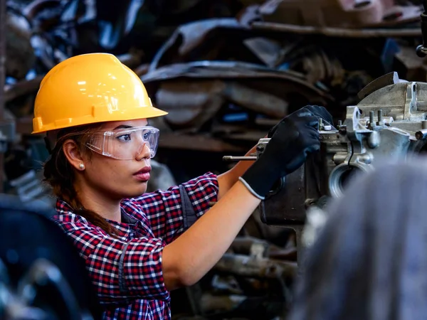 Makine Fabrikası ile çalışan genç Asyalı mühendisi kadın.