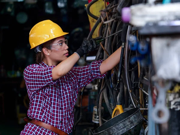 Jovem Engenheiro Asiático Mulher Trabalhando Com Máquina Fábrica — Fotografia de Stock