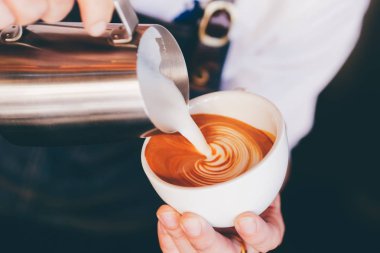 Barista elini kapat ve bir fincan kahve yap..