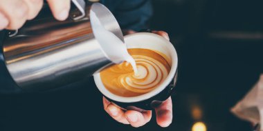 Branner barista kahve espresso makinesi vintage renk tonu kafede kahve dükkanı ile kahve latte sanat yapmak