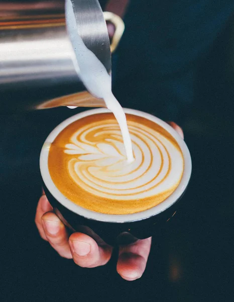 咖啡壶咖啡咖啡机在老式颜色色调的咖啡馆里喝杯拿铁艺术 — 图库照片