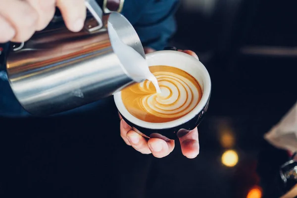Barista Zrobić Kawę Latte Art Ekspresem Kawy Espresso Kawiarni Café — Zdjęcie stockowe