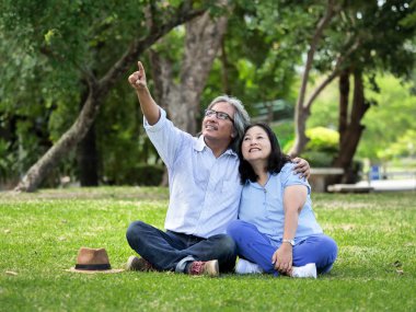 Mutlu üst düzey çift birlikte parkta sonbaharda vakit.