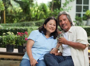 Gülümseyen mutlu Asya yaşlı çift sevgilisi, açık.