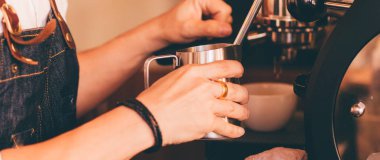 Barista elini kapat ve bir fincan kahve yap..