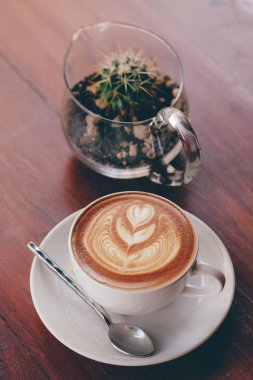 ahşap masa üzerinde bir kahve fincanı kadar kapatın.