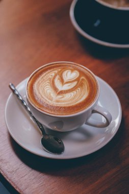 ahşap masa üzerinde bir kahve fincanı kadar kapatın.