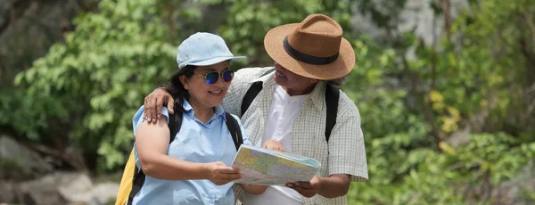 Casal Sênior Viajar Juntos Umas Férias Verão — Fotografia de Stock