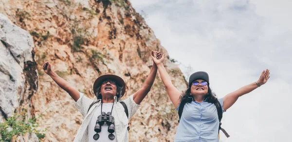 Branner Casal Sênior Viajar Umas Férias Verão Eles Estão Mãos — Fotografia de Stock