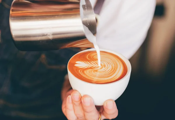 Närbild Barista Hand Gör Kopp Kaffe — Stockfoto